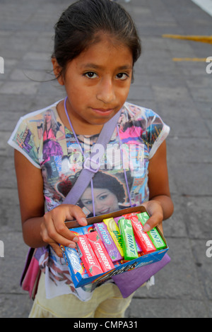 Lima Peru, Plaza de Armas, hispanische Indigene, Mädchen, Jugendliche, weibliche Kinder Kinder im Schulalter, Straße, Verkäufer Stände Stand Marke Stockfoto