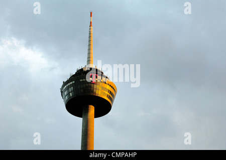 Colonius, Turm der Telekommunikation in Köln. Aussichtsplattform und Restaurant abgerundet durch digitale TV-Turm Stockfoto