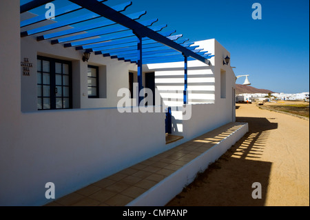 Schatten auf Wohnraum in der wichtigsten Stadt von Caleta del Sebo auf der Insel La Graciosa Kanarische Inseln Stockfoto