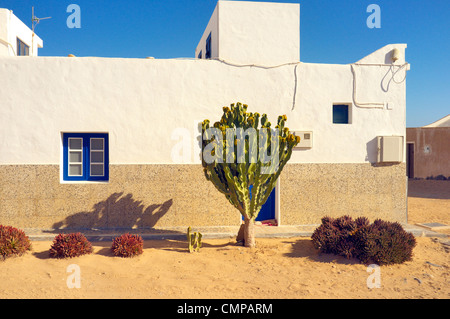 Die wichtigste Stadt von Caleta del Sebo auf der Insel La Graciosa vor der Nordspitze von Lanzarote Kanarische Inseln liegt Stockfoto