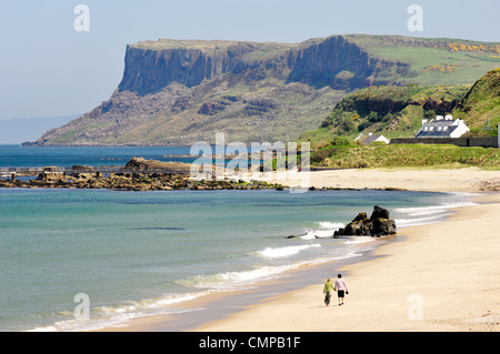 Junges Paar zu Fuß am Strand Ballycastle, County Antrim, Nordirland. Mit Blick auf die Landzunge von Fair Head Stockfoto