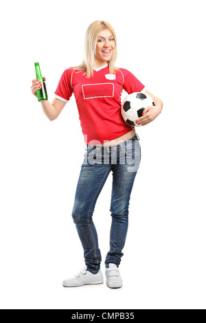 Voller Länge Porträt einer blonden weiblichen Fan hält eine Bierflasche und Fußball isoliert auf weißem Hintergrund Stockfoto