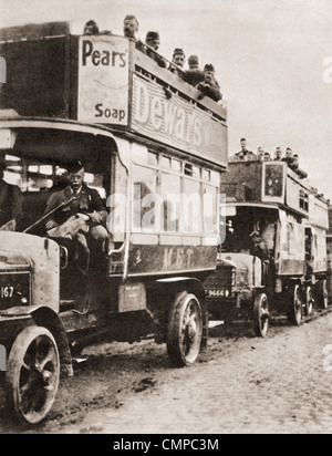 Londoner Busse verwendet, um die schottischen Truppen an die Front in Frankreich 1914 tragen Stockfoto