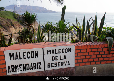 Lima Peru, Miraflores, Malecon de la Reserva, Malecon Armendariz, Parque Domodossola, Pazifischer Ozean, Wasser, Küste, Landschaft, Backsteinmauer, Grenze, Schild, Peru1201 Stockfoto