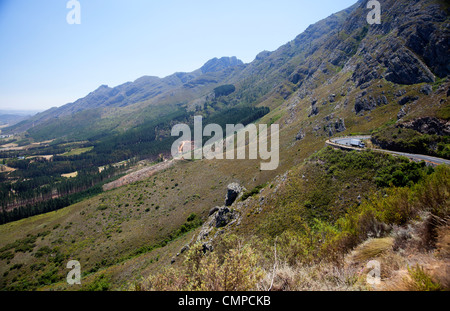 Lambrechts Rd R45 in und aus Franschhoek-Tal in Richtung Threewaters Reserve in Western Cape - Südafrika Stockfoto