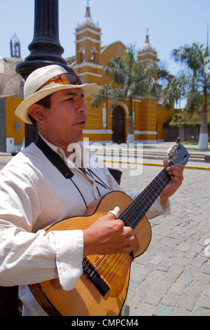 Lima Peru, Barranco, Paseo Chabuca Granda, Seufzerbrücke, Puente de los Suspiros, Iglesia La Ermita, katholischer Kirchpark, hispanischer Mann Männer Erwachsener, männlich Stockfoto