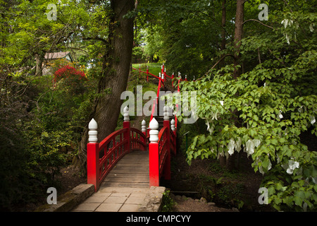 Großbritannien, Wales, Swansea, Clyne Gärten, rot lackiert Brücke im japanischen Garten Stockfoto