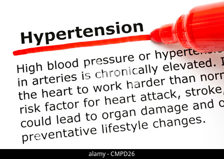 Das Wort unterstrichen Hypertonie mit roten Markierung auf weißem Papier. Stockfoto