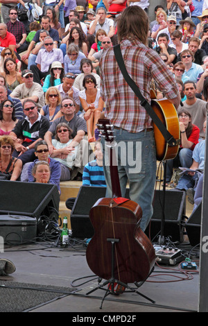 Gitarrist vor der Tür auf der Kaskade Schritte-Bühne auf dem Bristol Hafen-Festival, befreien die größte Veranstaltung ihrer Art in Europa Stockfoto