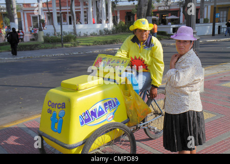 Lima Peru, Barranco, Avenida D'Osma, Straßenszene, hispanische ethnische Indigene, Männer, Männer, Frauen, Eiscreme, Verkäufer, Verkaufsstände Stockfoto