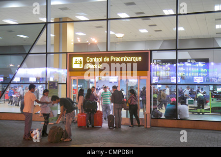 Lima Peru, Jorge Chávez International Airport, LIM, Luftfahrt, Terminal, Abflüge, Schild, zweisprachig, Spanisch, Englisch, hispanischer Mann Männer männlich, Frau weibliche Frauen, Stockfoto