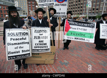 Ultra-orthodoxe Juden protestieren am Rathausplatz in Boston am Jahrestag der Gründung des jüdischen Staates. Stockfoto