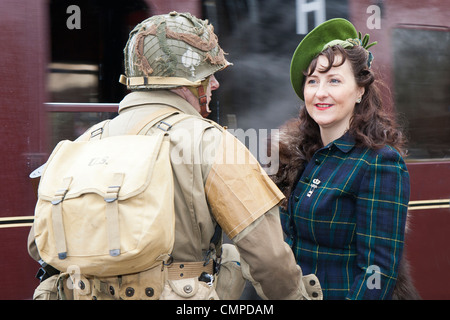 Ein Soldat der amerikanischen GI begrüßt seine Freundin am Wochenende während des Krieges 1940 auf die East Lancs Railway Stockfoto