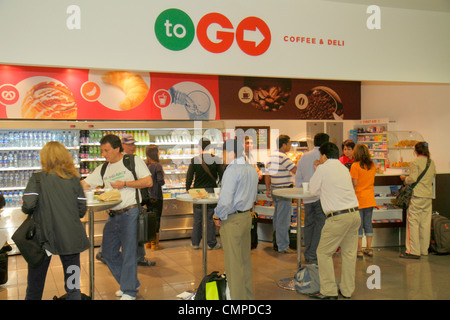 Lima Peru, Jorge Chávez International Airport, LIM, Luftfahrt, Terminal, To Go, Kaffee & Deli, Fast Food, Theke, hispanischer Mann Männer, Frau Frauen, Pass Stockfoto