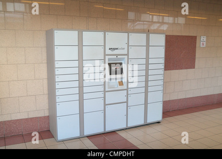 Die Amazon Locker Sammlung Anlage in Hammersmith Broadway, West-London, UK. Stockfoto