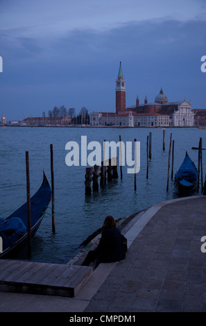 Spät am Abend, Blick über den Canal Grande in Venedig Stockfoto