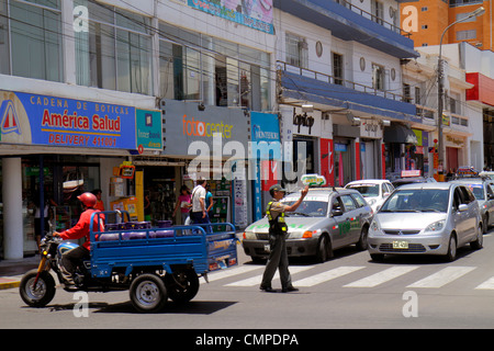 Tacna Peru, Calle San Martin, Handelsviertel, Ladenfront, Straßenszene, Verkehr, angehalten, Dreirad, Wagen, Auto, hispanischer Mann Männer Erwachsene Männer, Verkehr, c Stockfoto