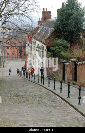 Menschen zu Fuß auf steilen Hügel Lincoln England uk Stockfoto