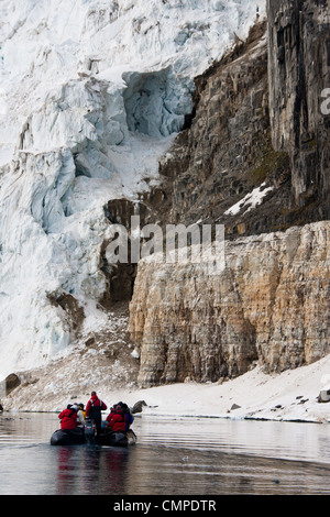 Touristen erkunden ein Gletschers auf Spitzbergen in der Arktis Stockfoto
