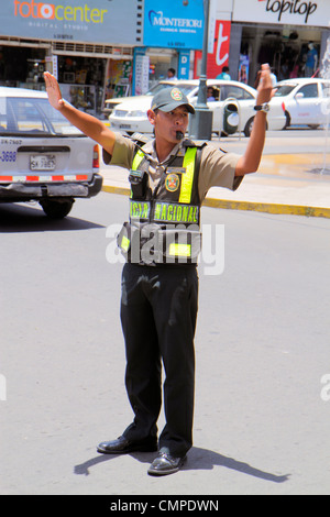 Tacna Peru, Calle San Martin, Straßenszene, hispanischer Mann Männer Erwachsene Männer, Verkehr, Polizist, Polizist, Policia Nacional, Strafverfolgungsbehörden, Uniform, Überquerung, Be Stockfoto