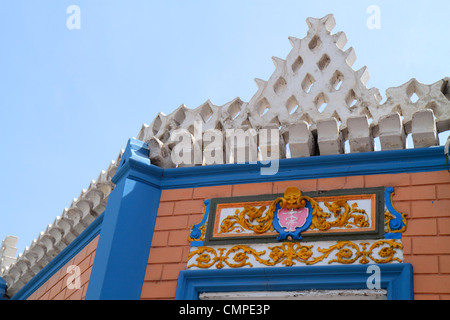 Tacna Peru, Avenida San Martin, Gebäude, Dach, Verkleidung, dekorative Details, dekorative Architektur, Girlande, blauer Himmel, Besucher reisen Reise touristisch tou Stockfoto