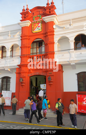 Tacna Peru, Avenida San Martin, hispanische Stadtgebäude, Kommunalverwaltung, öffentliche Verwaltung, Stadtwappen, Außenansicht, Eingang, hispanische Männer Stockfoto