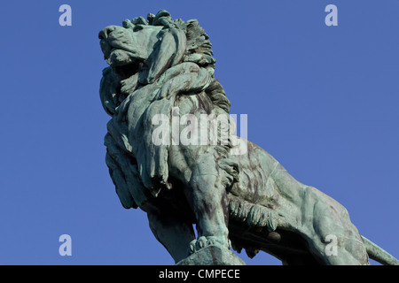 Ein Löwe aus Bronze auf einer Brücke in der Nähe von Vienna Stockfoto