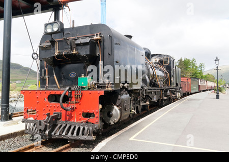 Ziehen einen Personenzug auf der Welsh Highland Railway Dampflok Stockfoto