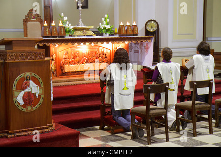 Tacna Peru, Avenida San Martin, La Catedral de Tacna, Kathedrale, Kirche, Katholizismus, Religion, beten, knien, hispanische Frauen, Altar, eucharisti Stockfoto