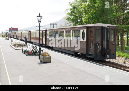 Ziehen einen Personenzug auf der Welsh Highland Railway Dampflok Stockfoto