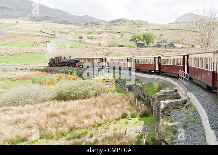 Ziehen einen gekürzten Zug auf der Welsh Highland Railway Dampflok Stockfoto