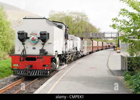 Ziehen einen Personenzug auf der Welsh Highland Railway Dampflok Stockfoto