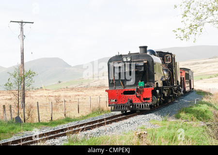 Ziehen einen Personenzug auf der Welsh Highland Railway Dampflok Stockfoto