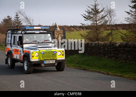 Land Rover Notarztwagen mit 2009 2402 ccm Diesel  das Bowland Pennine Mountain Rescue Team, Chipping Hill, Lancashire, Großbritannien Stockfoto