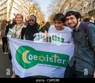 Anti-Rassismus und Antisemitismus Proteste im Stillen marsch in Paris zum Gedenken an die jüngsten Terroranschläge in Frankreich, gemischte Rasse, französische Teenager mit aktivistischem Protest Banner, französische multikulturelle Gruppe, Paris integrierte multirassische Bürger, multiethnische Straße frankreich Stockfoto