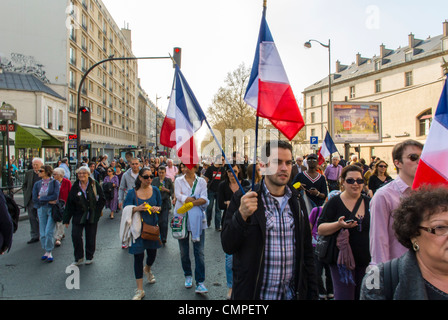 Antirassismus und Antisemitismus schweigender marsch in Paris zur Erinnerung an die jüngsten Terroranschläge in Frankreich, Proteste, Massenmarsch mit französischen Flaggen, Jüdische Gemeinde europa Stockfoto