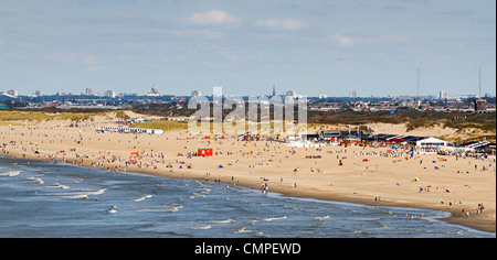 Blick auf den Strand vom Meer an einem sonnigen Tag Stockfoto