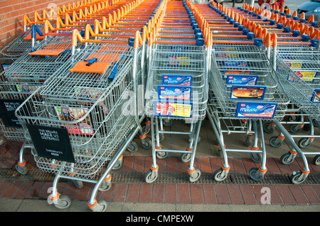 Einkaufswagen vor einem Sainsbury Supermarkt Stockfoto