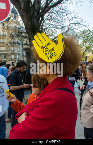 Frau mit Protest Schild am Kopf, im Kampf gegen Rassismus und Antisemitismus Schweigemarsch in Paris in Erinnerung an die jüngsten Terroranschläge in Frankreich, auf der Straße Stockfoto