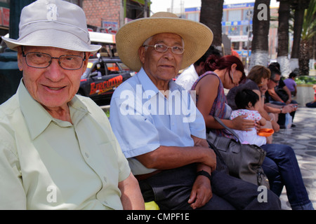 Tacna Peru, Avenida Bolognese, Parque de Locomotora, öffentlicher Park, Platz, Promenade, Bank, Hispanic Latino ethnische Einwanderer Minderheit, Erwachsene Stockfoto