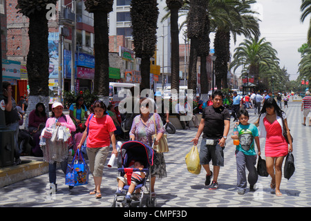 Tacna Peru, Avenida Bolognese, Parque de Locomotora, öffentlicher Park, Promenade, hispanischer ethnischer Mann Männer männlich, Frau weibliche Frauen, Baby Babys Kinder, gir Stockfoto