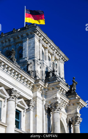 Reichstag Gebäude Turm, winken deutsche Flagge, Sitz des Deutschen Bundestages, Berlin Deutschland Europa Stockfoto