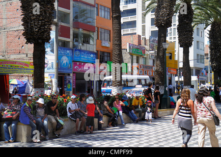 Tacna Peru, Avenida Bolognese, Geschäftsviertel, Parque de la Locomotora, öffentlicher Park, Platz, Promenade, Bank, hispanischer Mann Männer männlich, Frau weibliche Frauen, b Stockfoto