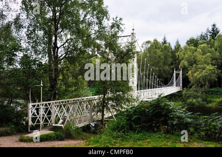 Metall-Hängebrücke über den Fluss Dee. Cambus o ' Mai, Royal Deeside, Aberdeenshire, Schottland, Vereinigtes Königreich, Europa. Stockfoto