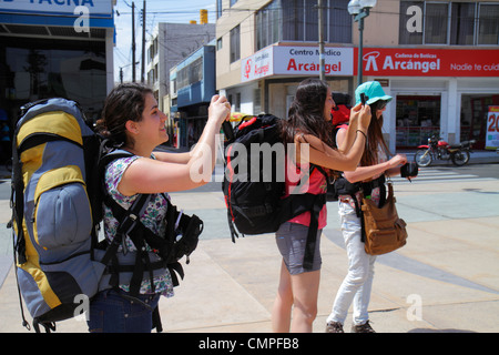 Tacna Peru, Avenida San Martin, Plaza de Armas, hispanische Mädchen, Jugendliche, weibliche Kinder Kinder Teenager Teenager Teenager Erwachsene, Backpacker, Student Stockfoto