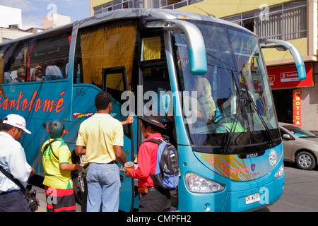 Tacna Peru, Avenida San Martin, Straßenszene, Transport, Charterbus, Reisebus, Irizar, europäischer Import, hispanischer Mann Männer männlich, Frau weibliche Frauen, Boarding, s Stockfoto