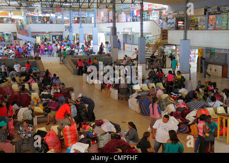 Tacna Peru, Panamericana, Pan American Highway, Busbahnhof, Endstation, hispanischer Mann, Männer, Frauen, Indigene, überfüllt, Pendler, Pendler, Bagger Stockfoto