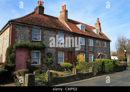 Reihe von traditionellen Backstein und Feuerstein Cottages, Hotel, Kent UK Stockfoto