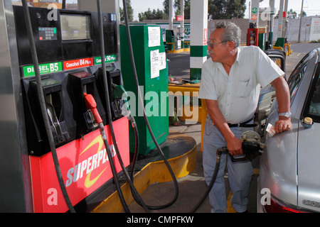 Tacna Peru, Pan American Highway, kollektiver Autofahrer, Superplus, Gas-Tankstelle, Station, Pumpen von Gas, Kraftstoff, Diesel, Gashol, Schlauch, Düse, hispanischer Mann Männer männlich Stockfoto