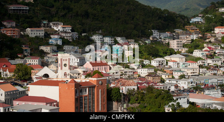 Ein Blick auf die anglikanische Kirche (links) und Kapital Stadt von St. George's, Grenada Stockfoto